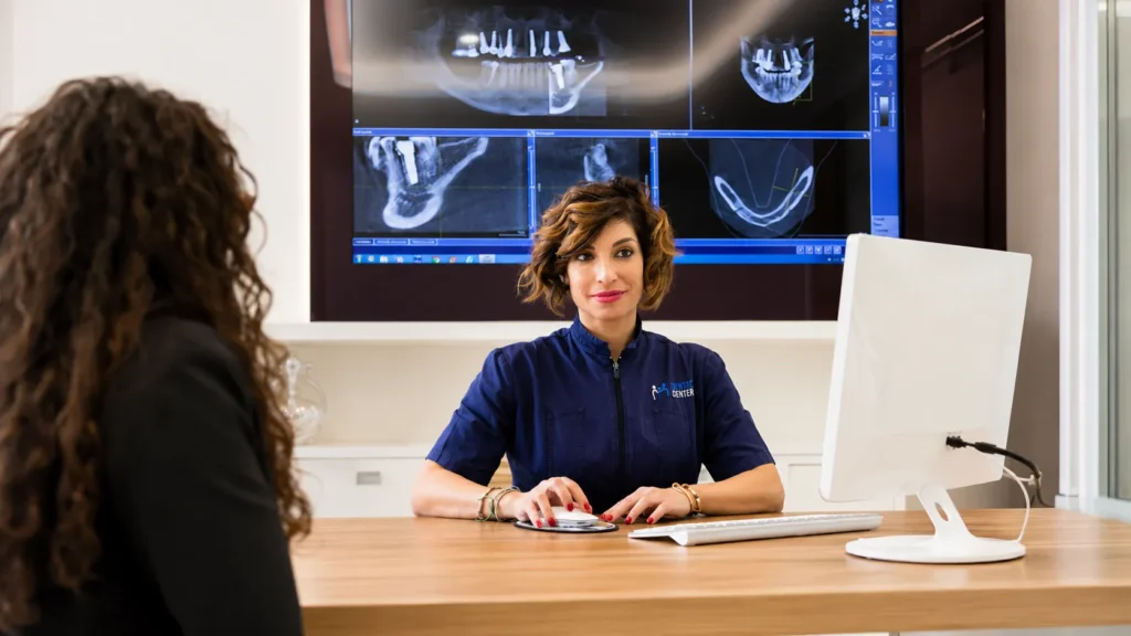 Dott.ssa Alessandra Cutrera analizza un Cone Beam 3D per la pianificazione implantare digitale nello studio di Vittoria
